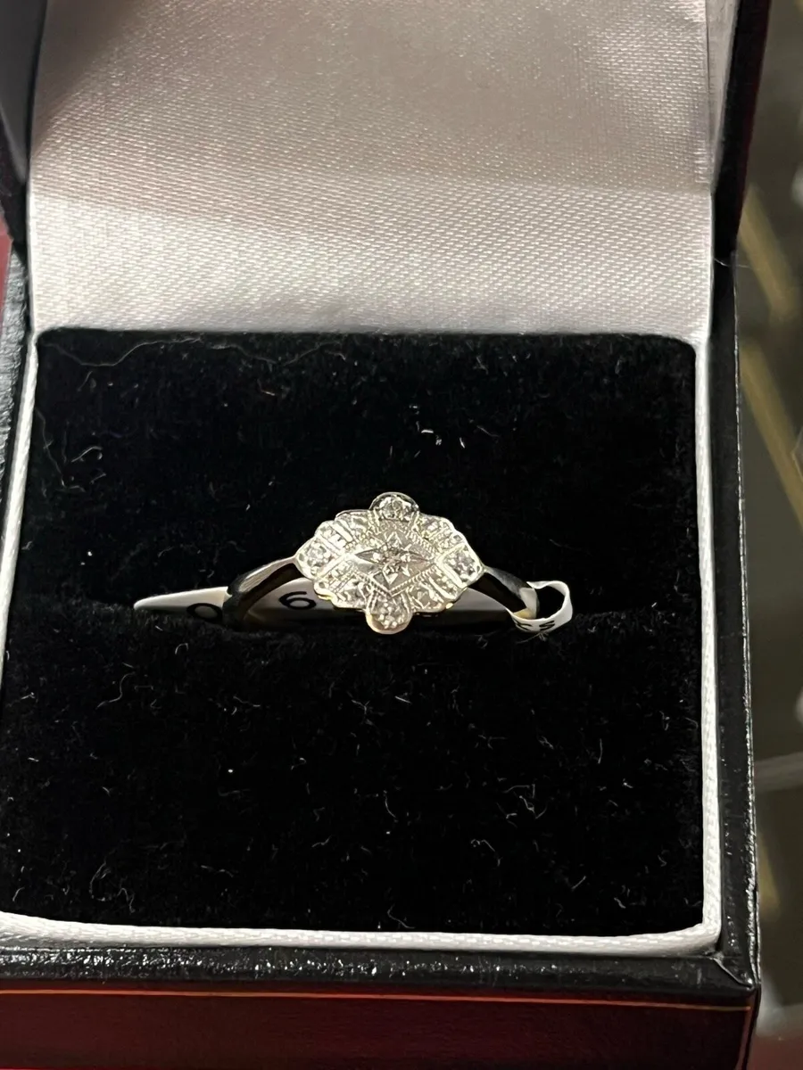 Vintage 18k gold ring with diamonds. - Image 1