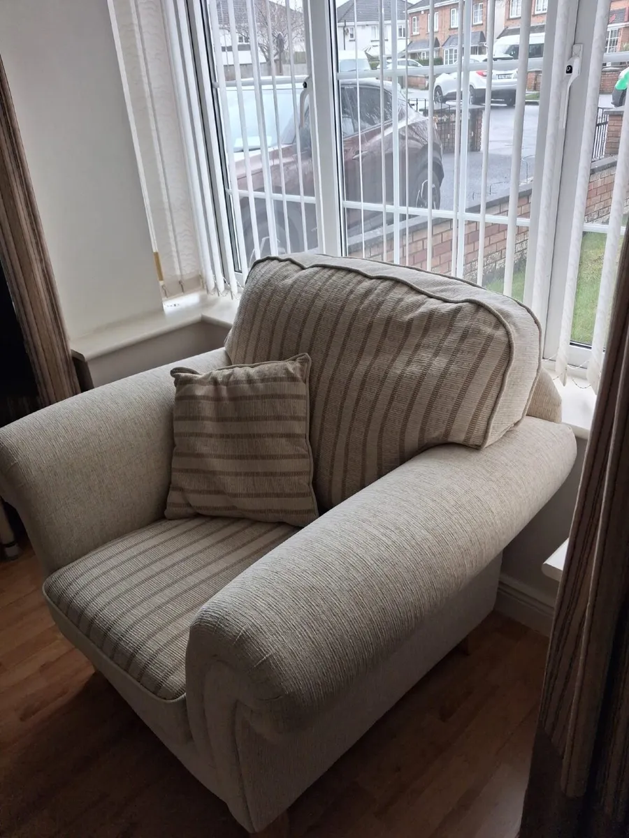 3 seater sofa and 2 armchairs - Image 2
