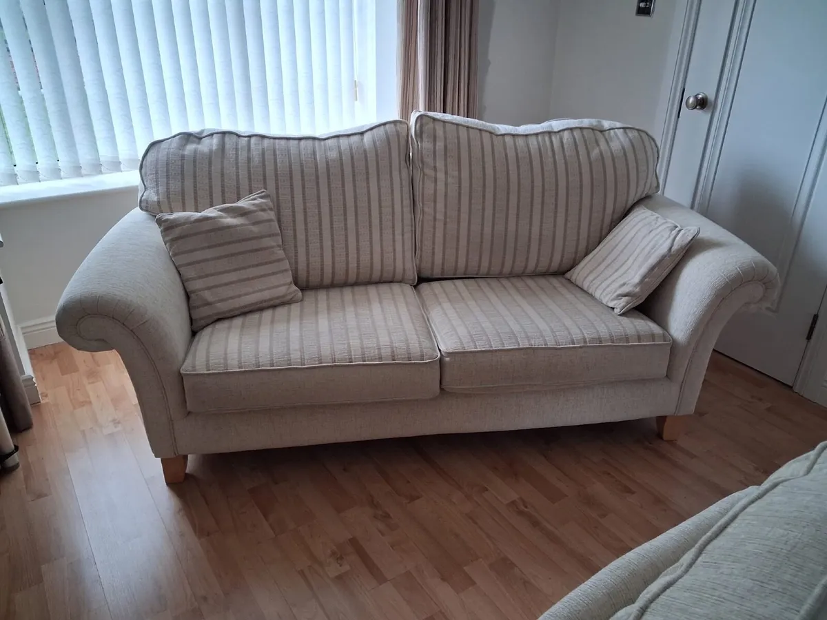 3 seater sofa and 2 armchairs - Image 3