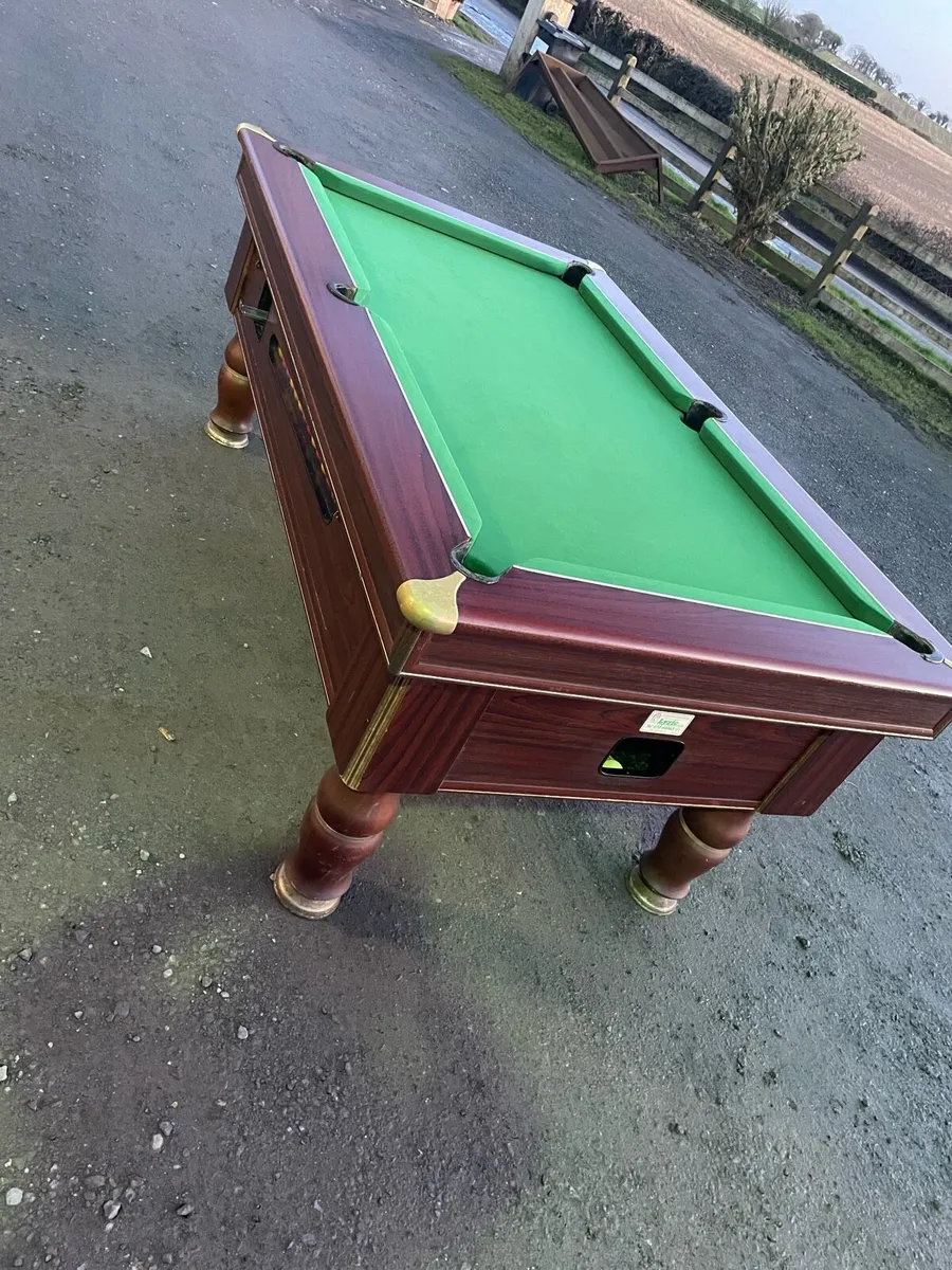 Pool table - Image 1