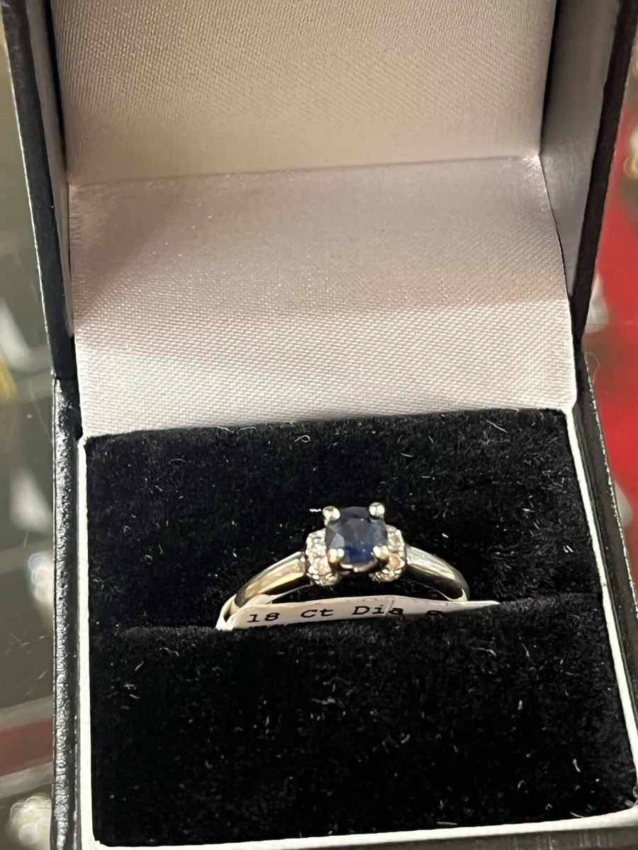 18k white gold ring with sapphire and diamonds. - Image 1