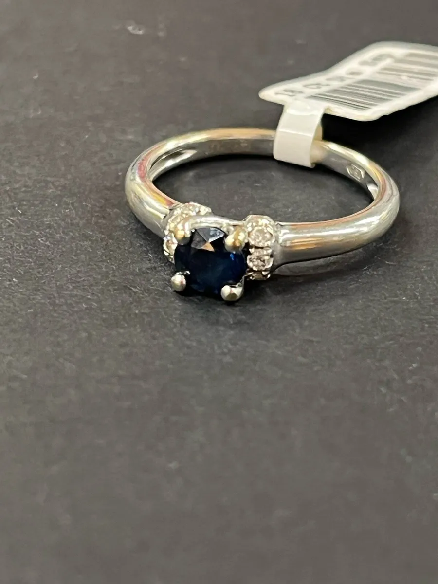 18k white gold ring with sapphire and diamonds. - Image 2