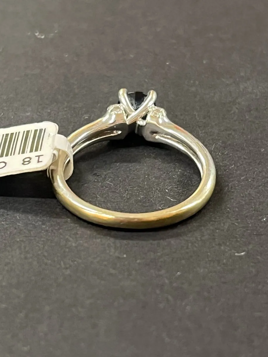 18k white gold ring with sapphire and diamonds. - Image 4