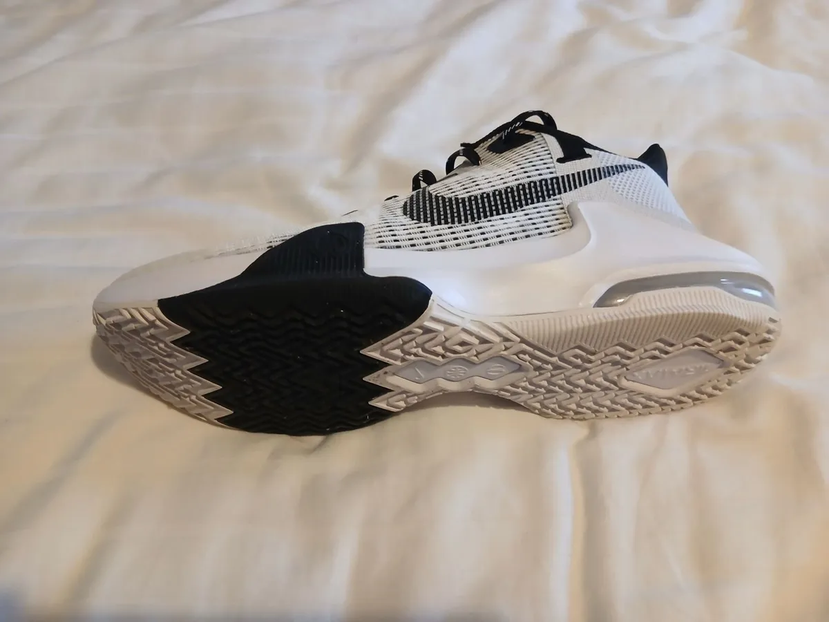 Basketball shoes - Image 2