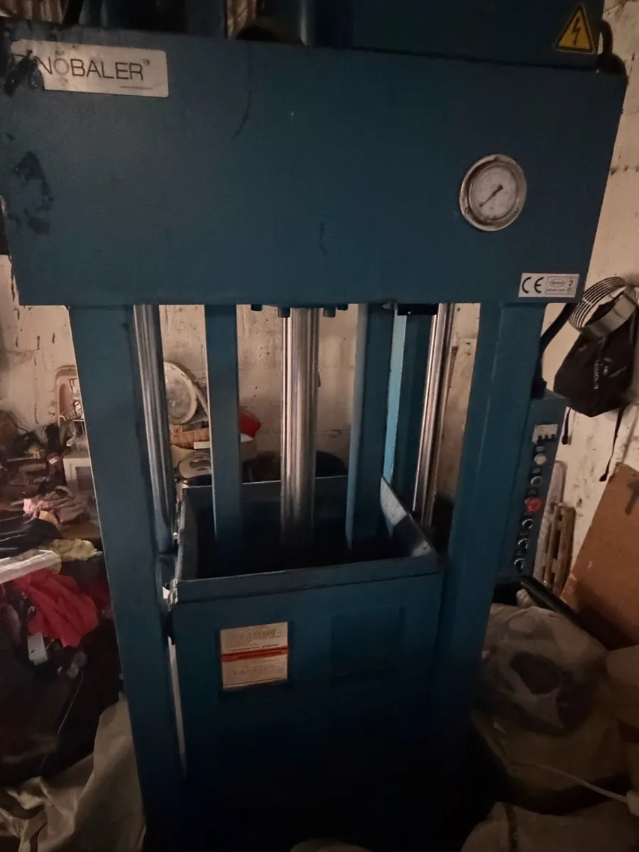 Clothes baler - Image 2