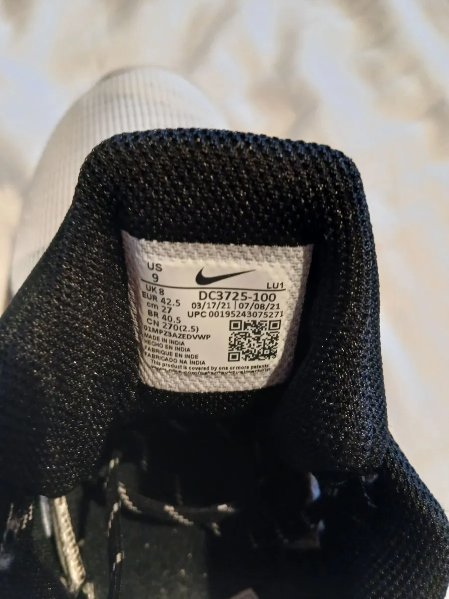 Basketball shoes - Image 1