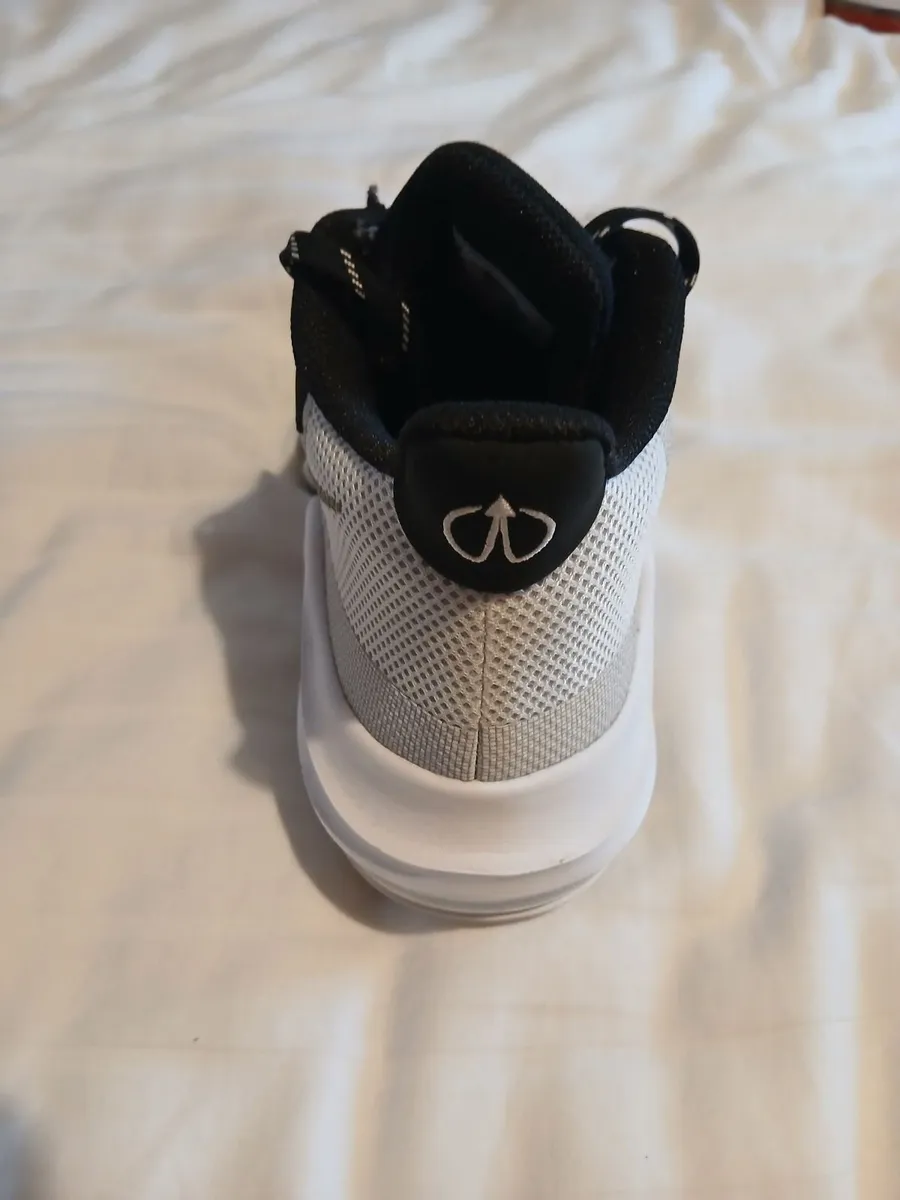 Basketball shoes - Image 4