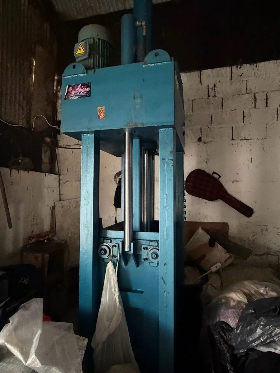 Clothes baler - Image 3
