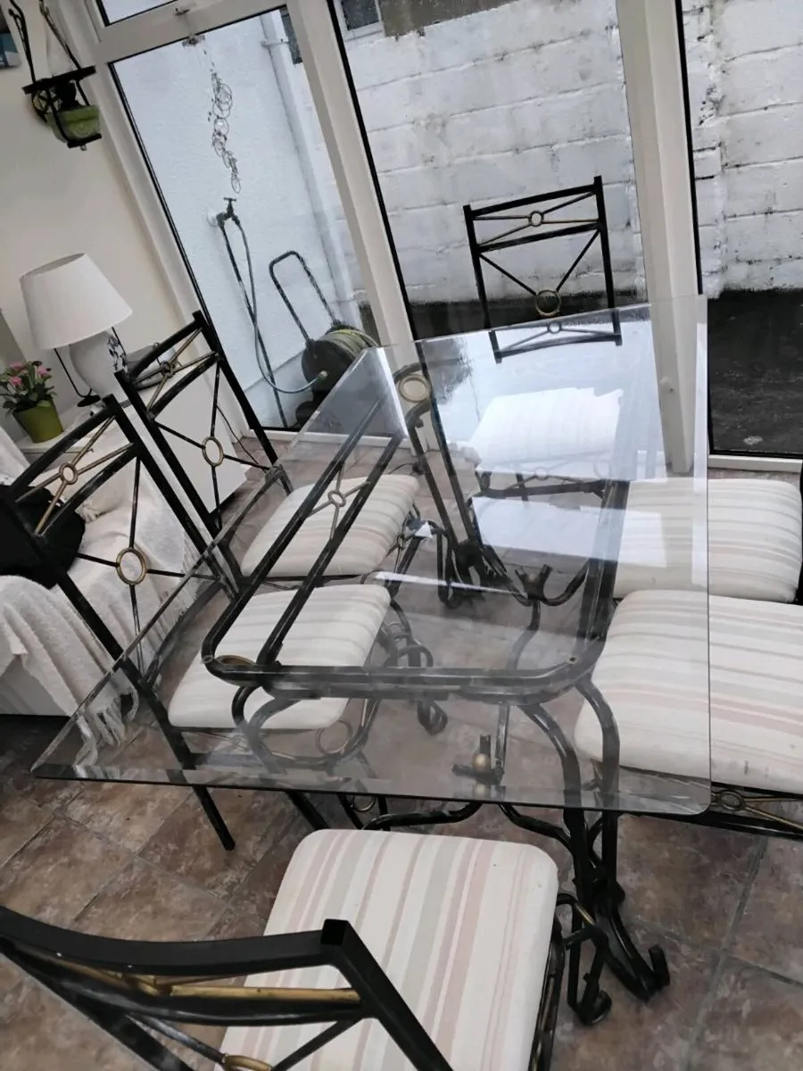 Table and 6 chairs - Image 1