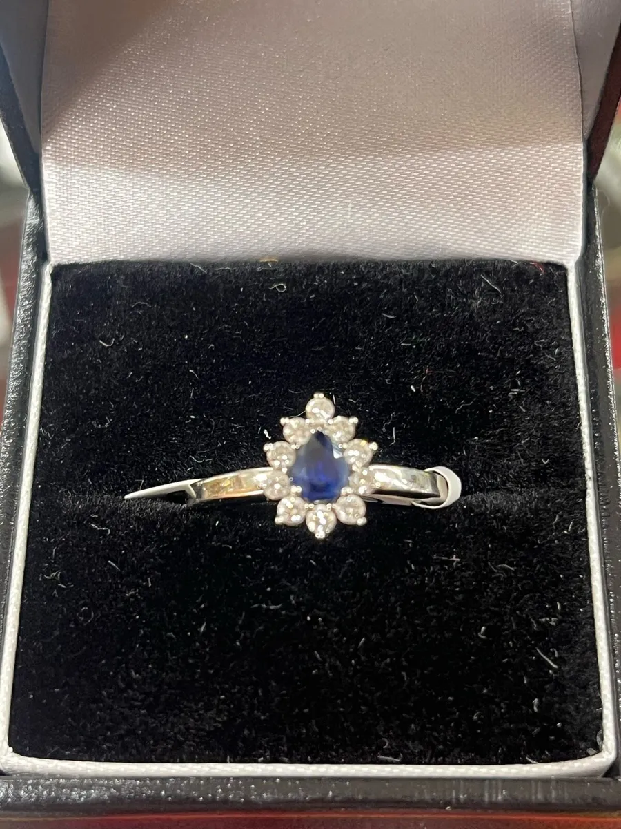 18k white gold ring with sapphire and diamonds. - Image 2