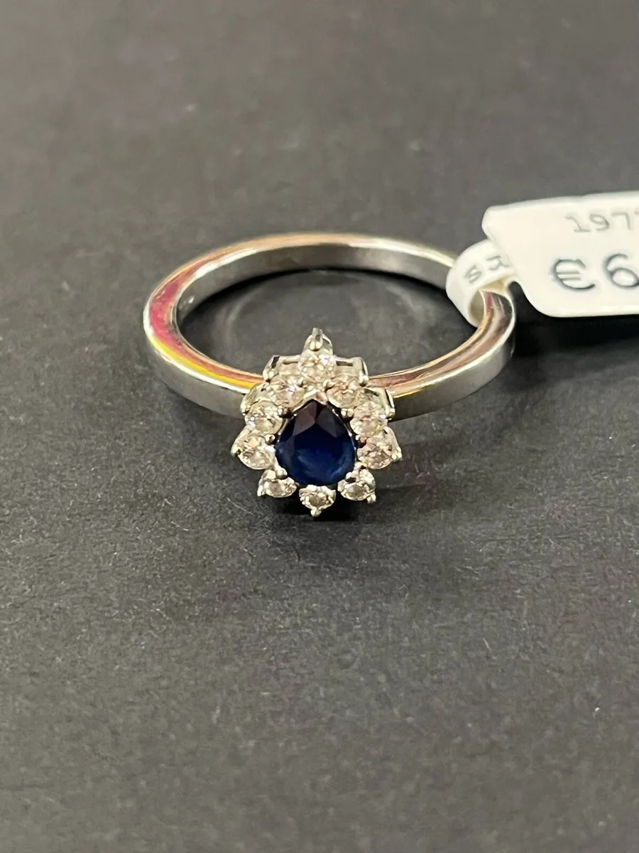 18k white gold ring with sapphire and diamonds. - Image 3