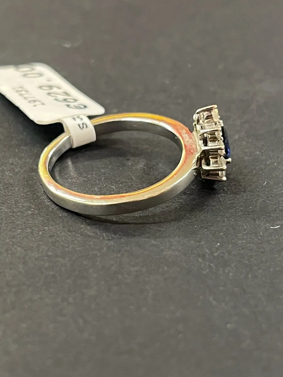 18k white gold ring with sapphire and diamonds. - Image 4