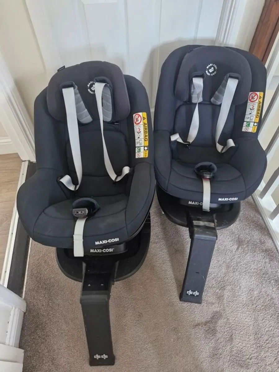 2x Maxi Cosi PearlPro2 and iso Fix base - Image 3