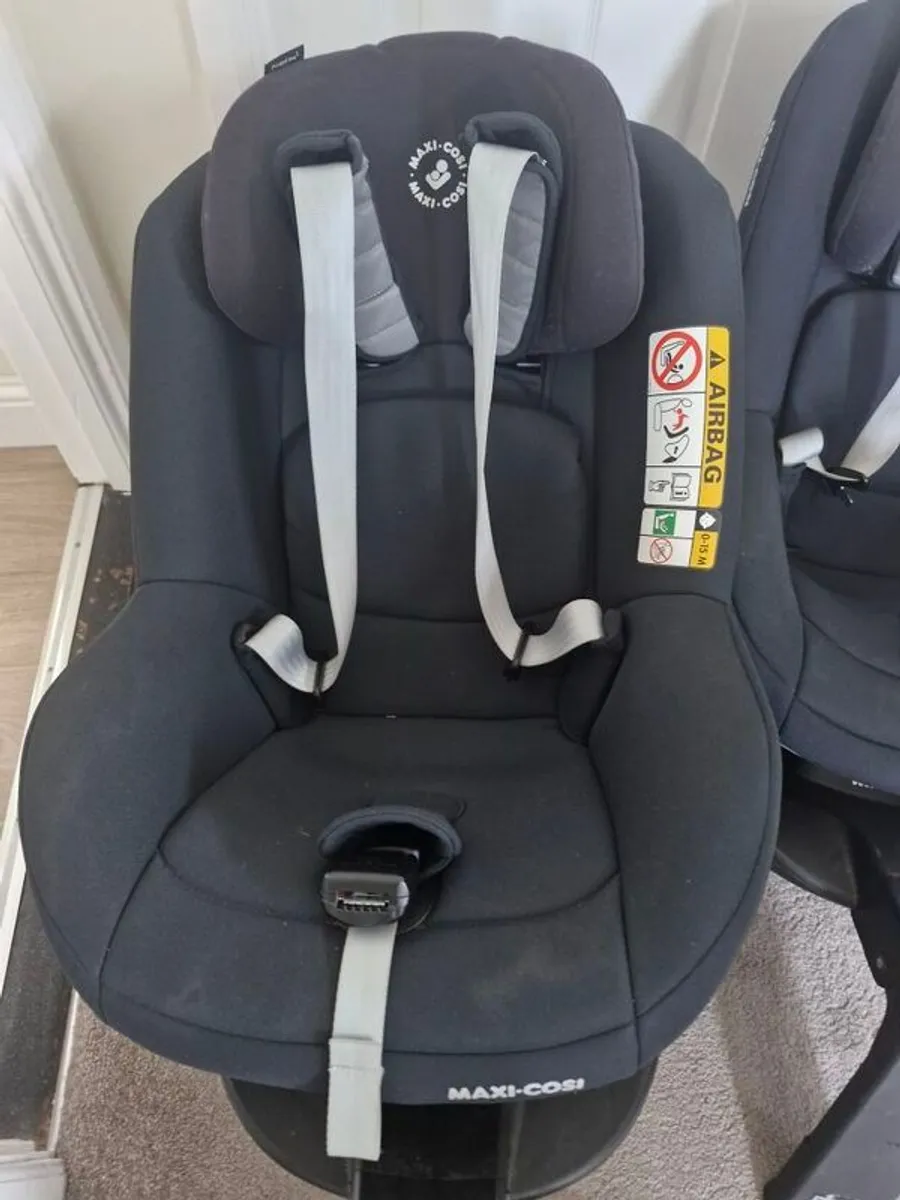 2x Maxi Cosi PearlPro2 and iso Fix base - Image 1