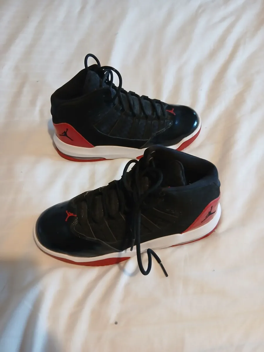 Basketball shoes - Image 1