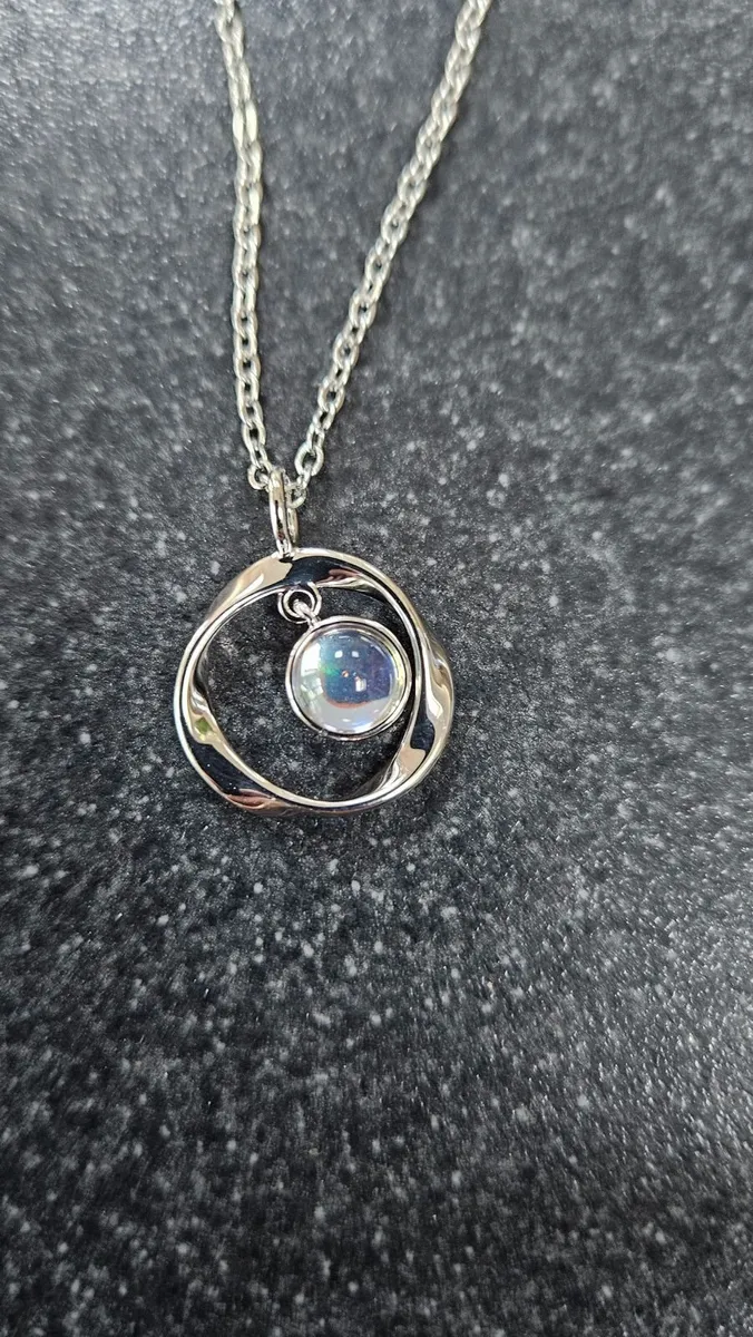 Chain and pendant - Image 1