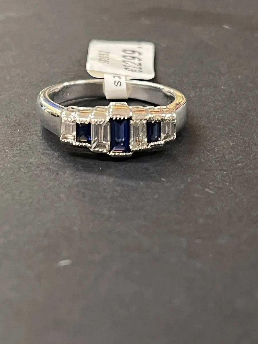 18k white gold ring with sapphires and diamonds. - Image 2