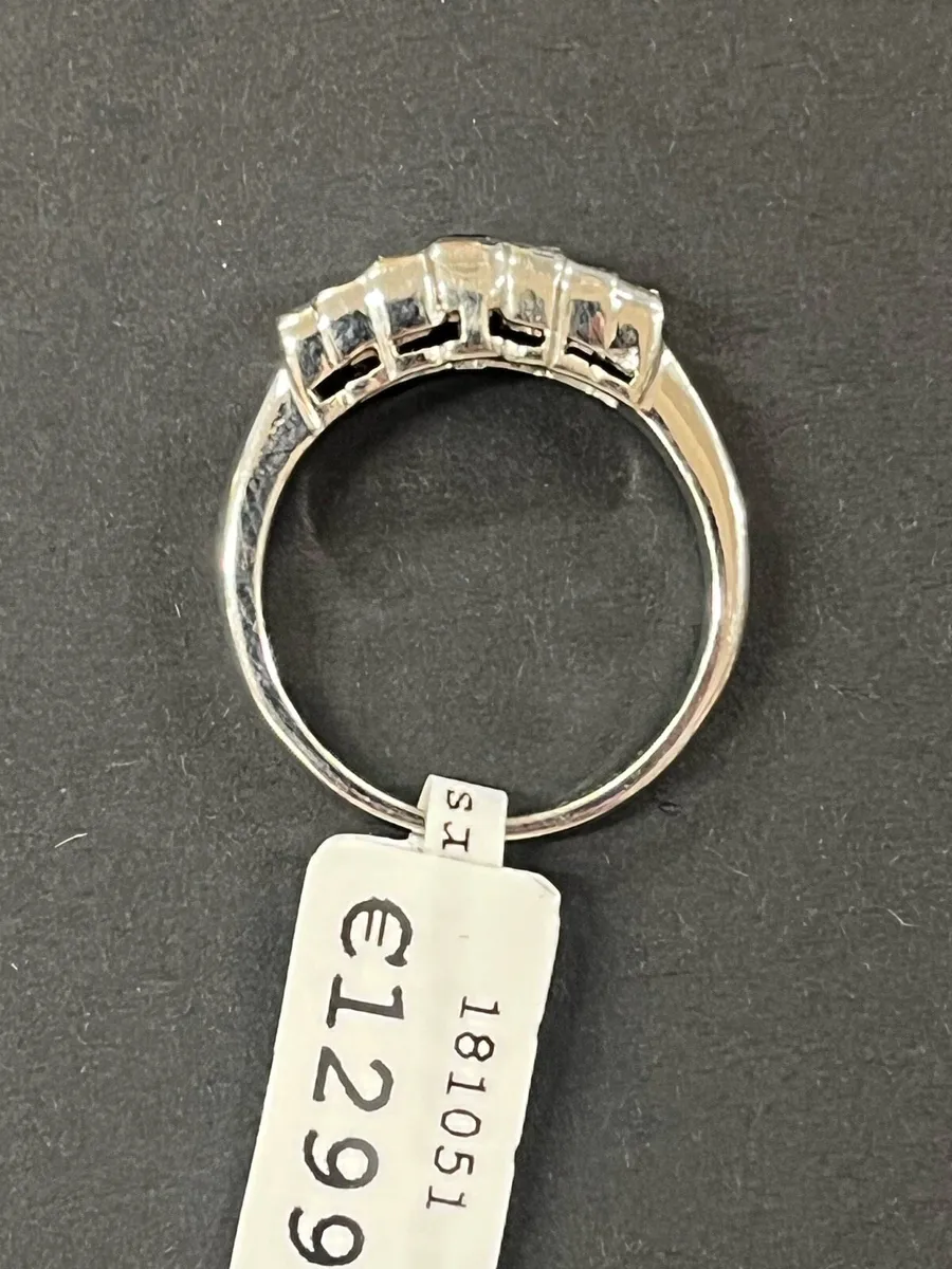 18k white gold ring with sapphires and diamonds. - Image 3