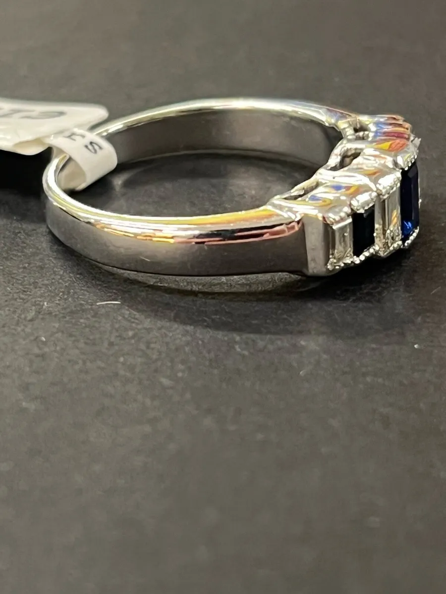 18k white gold ring with sapphires and diamonds. - Image 4