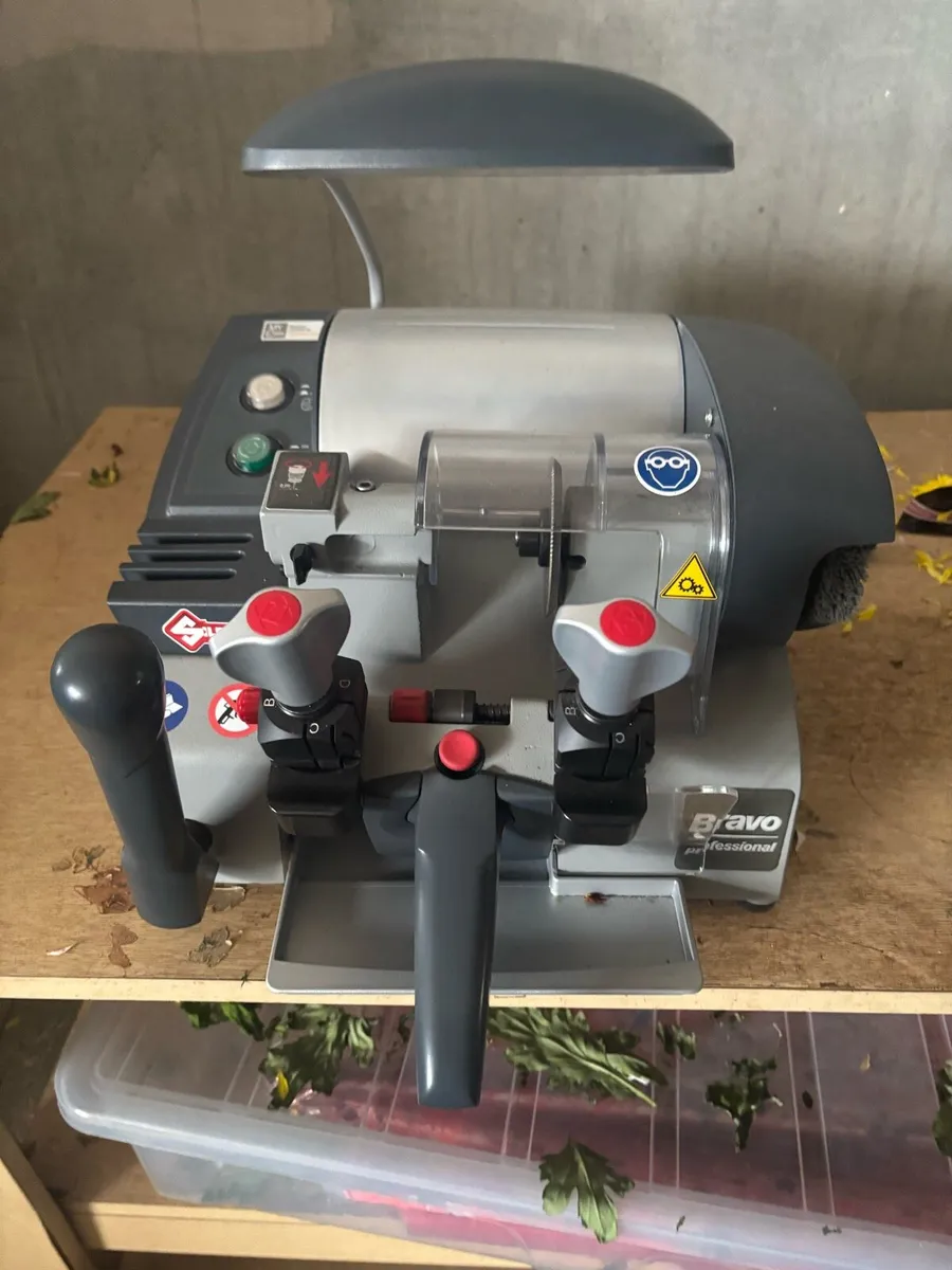 Key cutting machine - Image 1