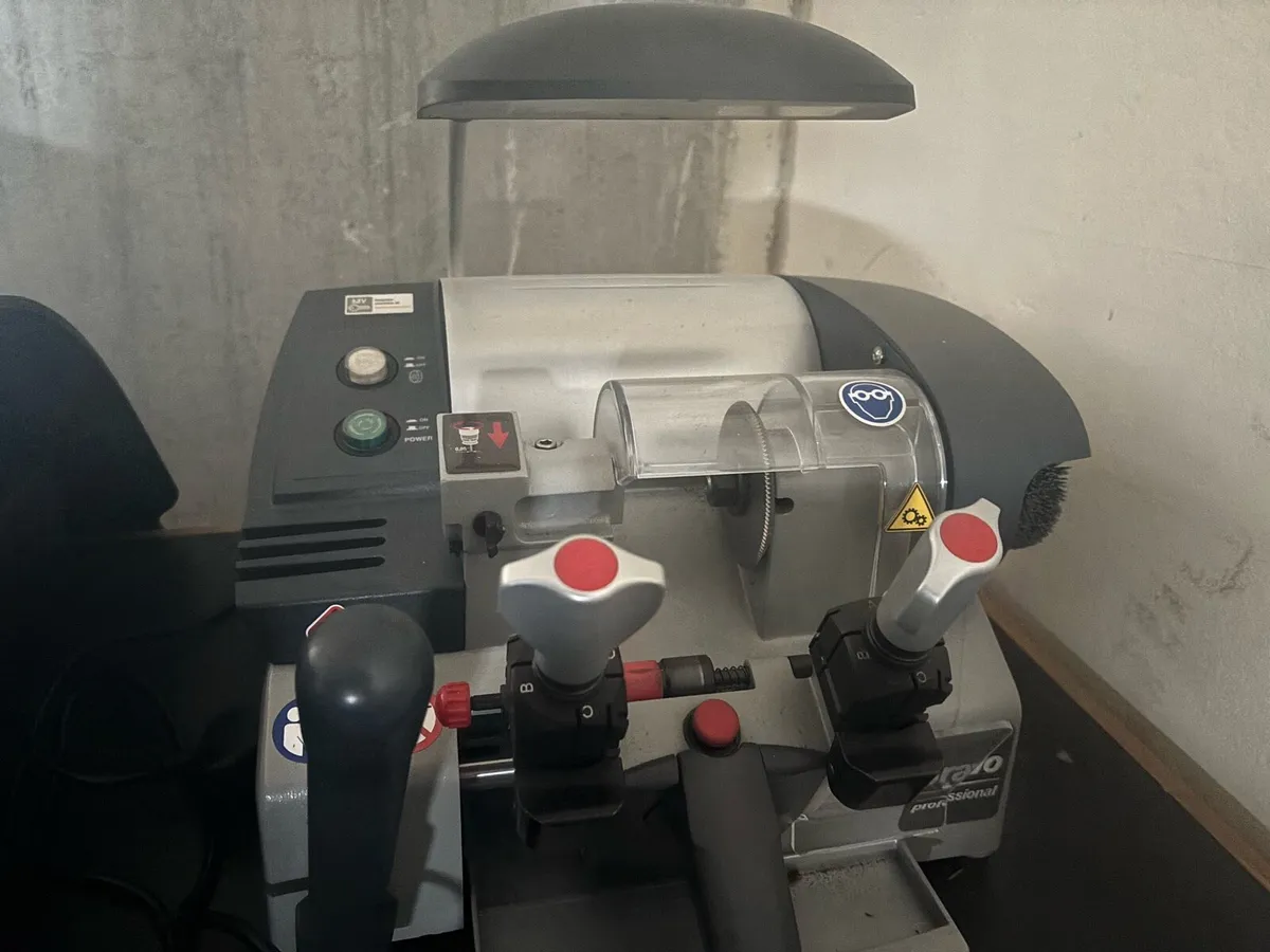 Key cutting machine - Image 2