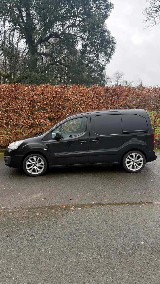 Black berlingo 2018 - Image 2