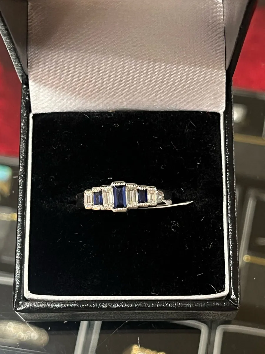 18k white gold ring with sapphires and diamonds. - Image 1