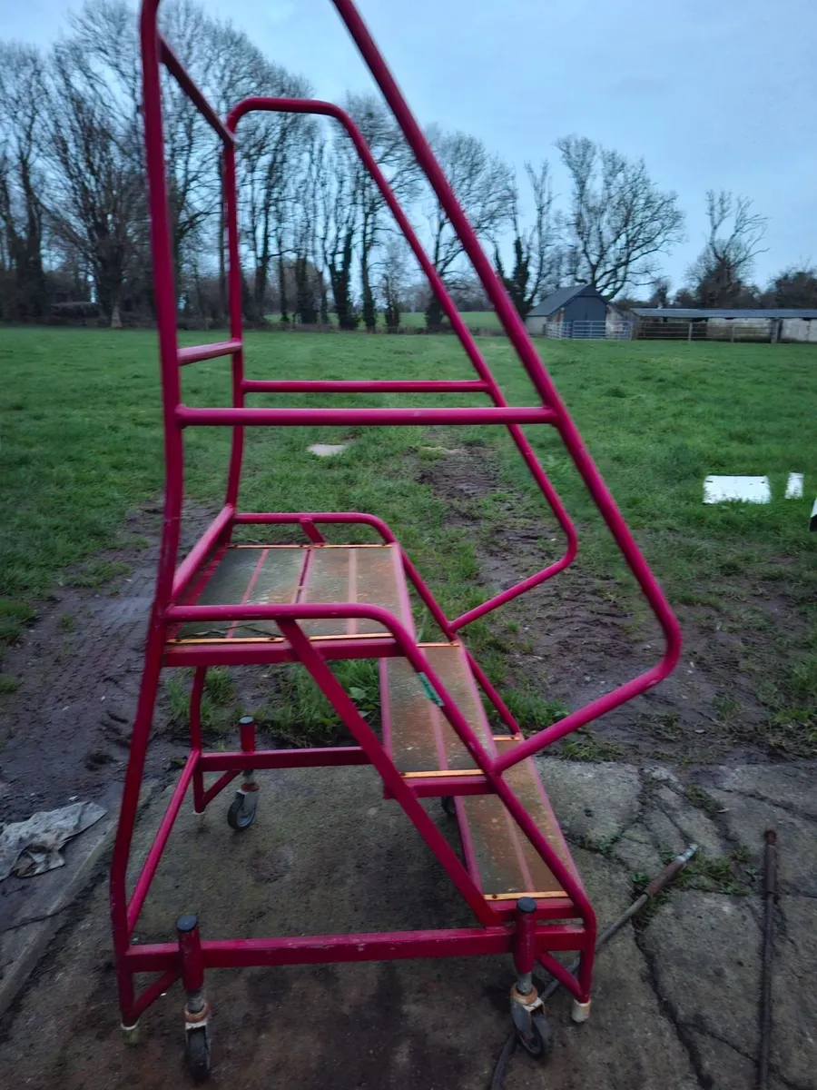 Step ladder with hand rails - Image 1