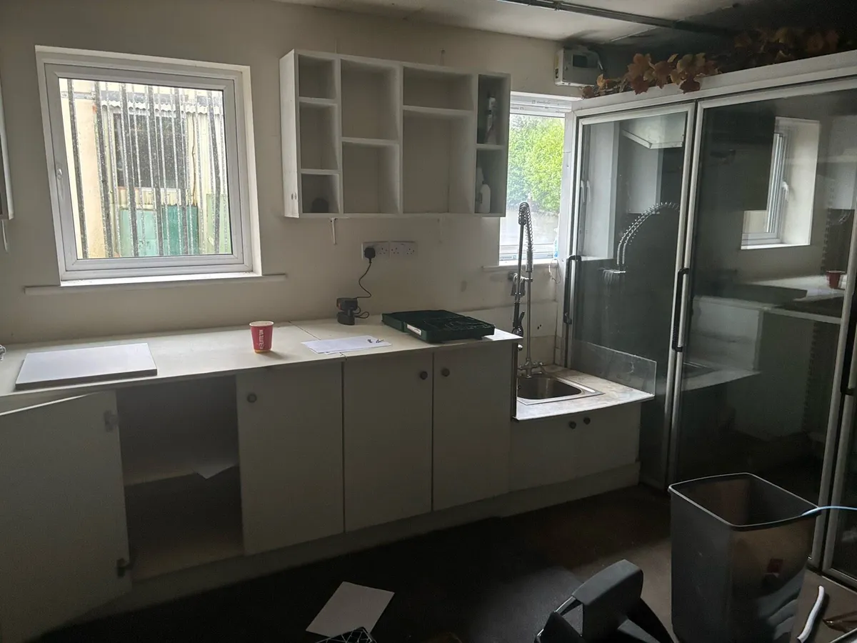 Workshop fittings for flower shop - Image 2