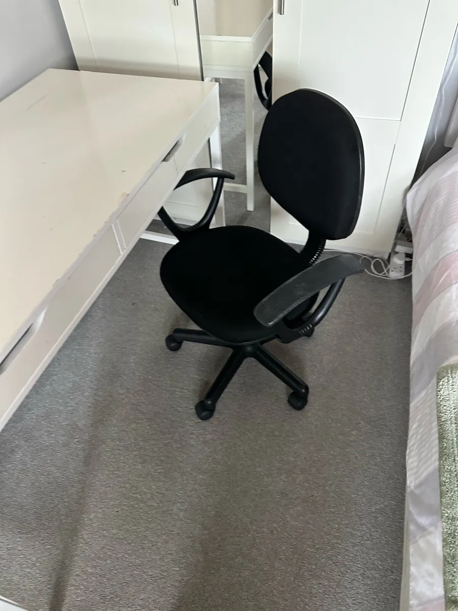 FREE Desk and Chair - Image 4