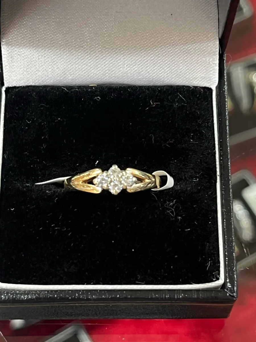 9k gold diamond ring. - Image 1