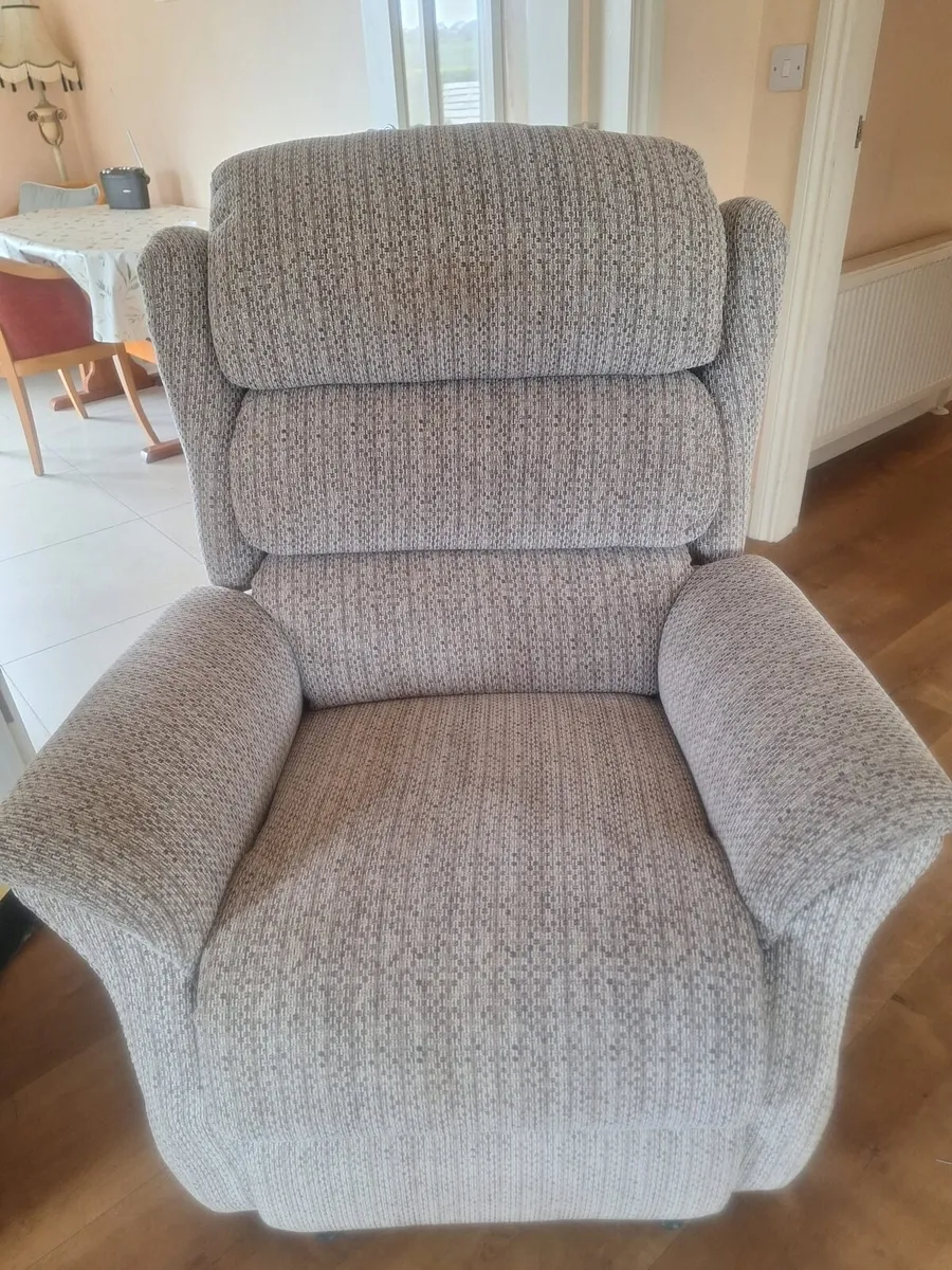 Electric rise and recline mobility chair - Image 4