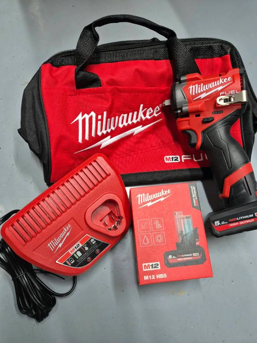 Milwaukee M12 Fuel 3/8' Stubby Impact Wrench Kit - Image 3