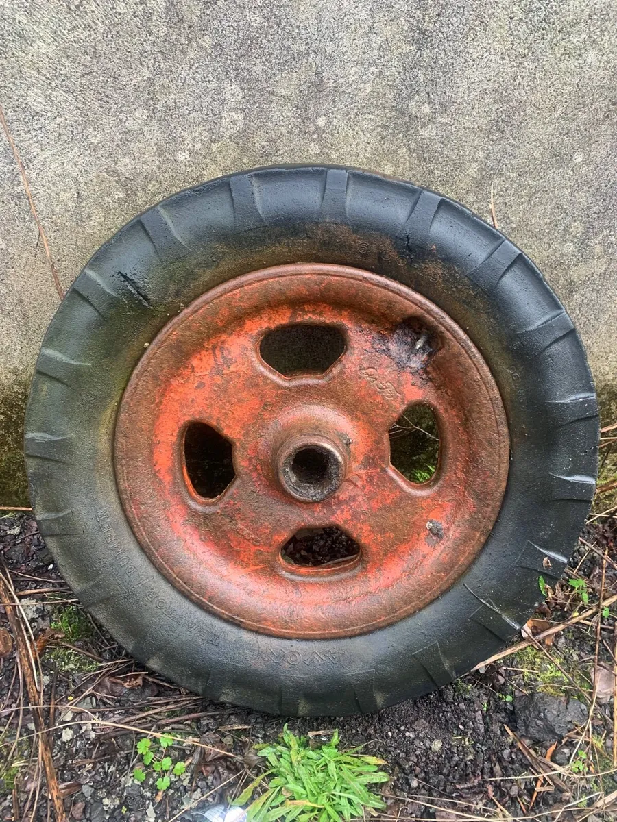 Fordson Major tractor cast front wheel - Image 2