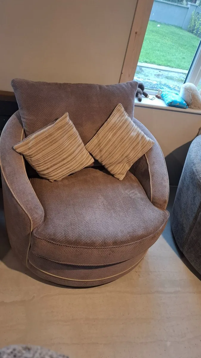 Couch & swivel chair - Image 2