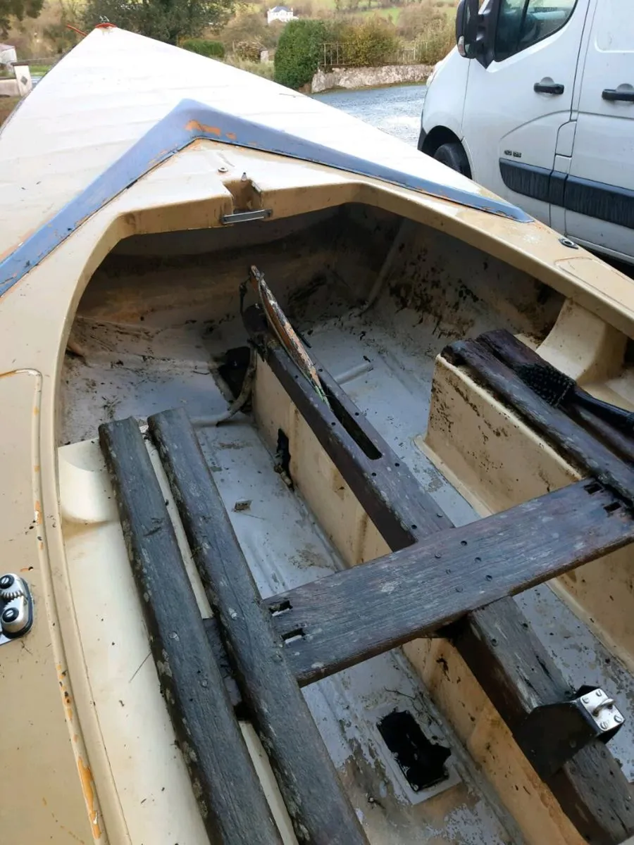 Small boat. - Image 2