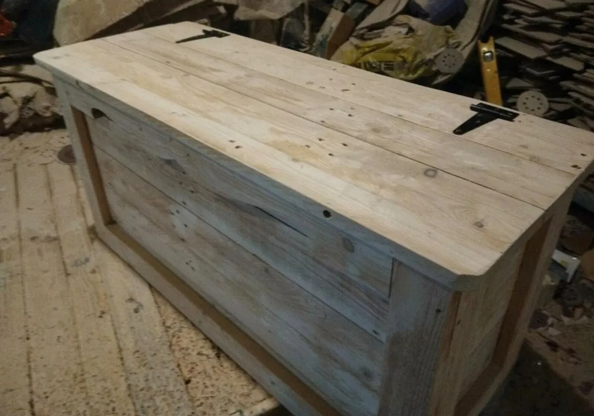 Handmade rustic blanket box - Image 2