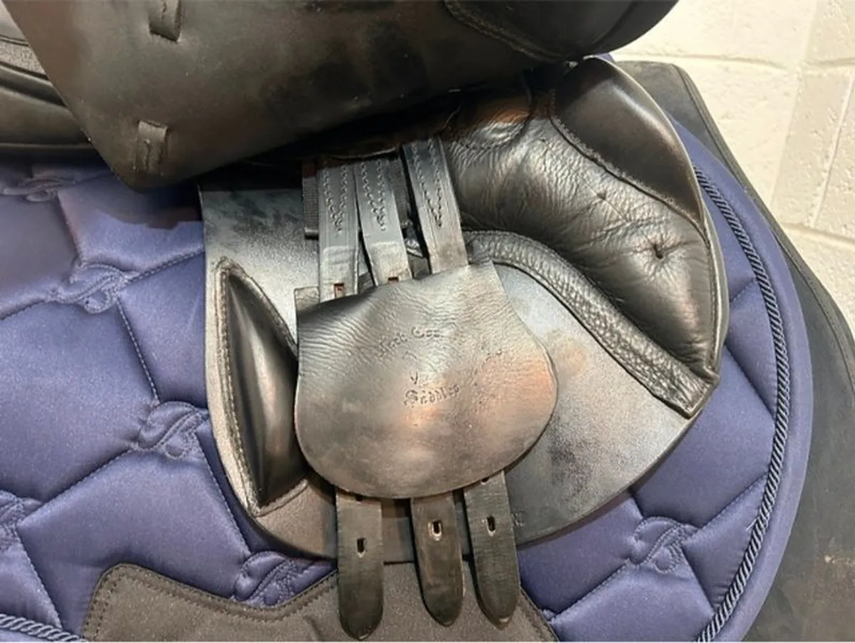 Black Country Quantum Jump Medium/Medium Wide 17.5" Black Saddle. - Image 4