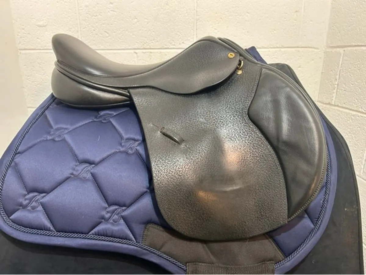 Black Country Quantum Jump Medium/Medium Wide 17.5" Black Saddle. - Image 2