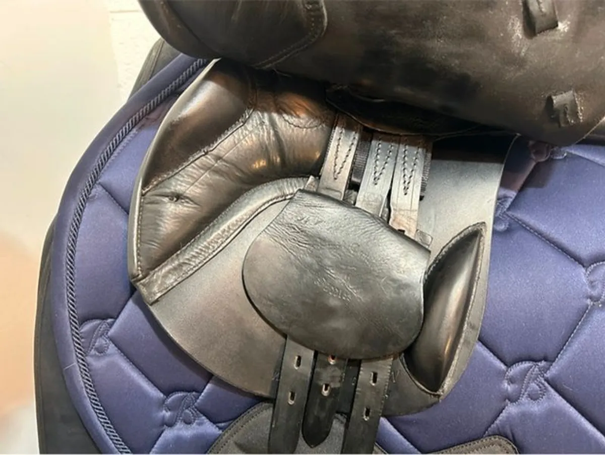 Black Country Quantum Jump Medium/Medium Wide 17.5" Black Saddle. - Image 3