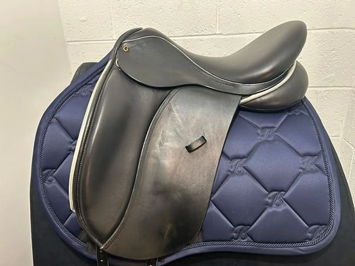 Goodwin Dressage Medium 17.5" Black Saddle - Image 1