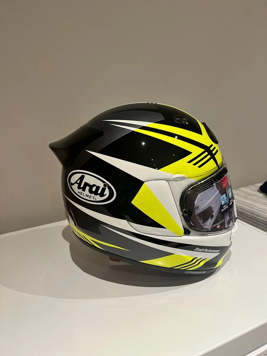 BRAND NEW ARAI QUANTIC HELMET - Image 4