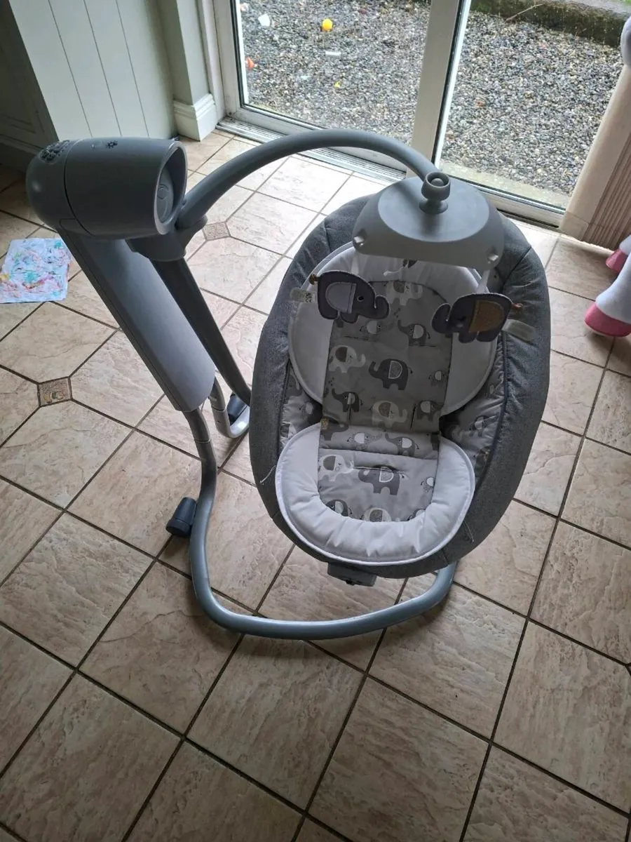 Baby swinging chair - Image 1
