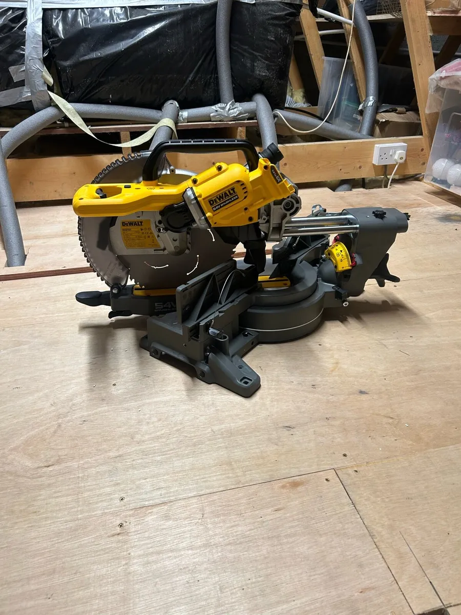 Dewalt miter saw 380min 54v plus stand - Image 1