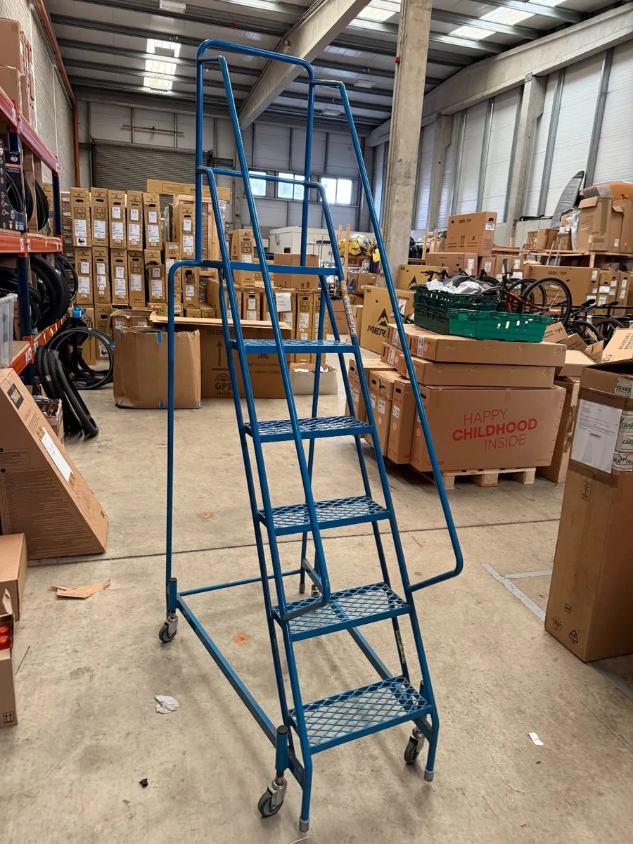 Industrial Mobile Steps – Platform Ladder – 1.5m - Image 3