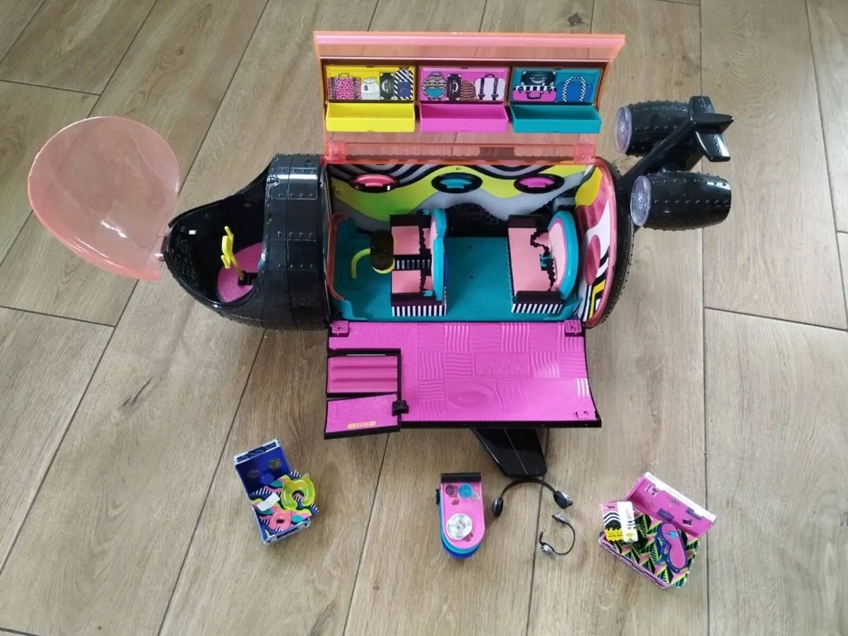 Lols Campervan and Aeroplane - Image 2