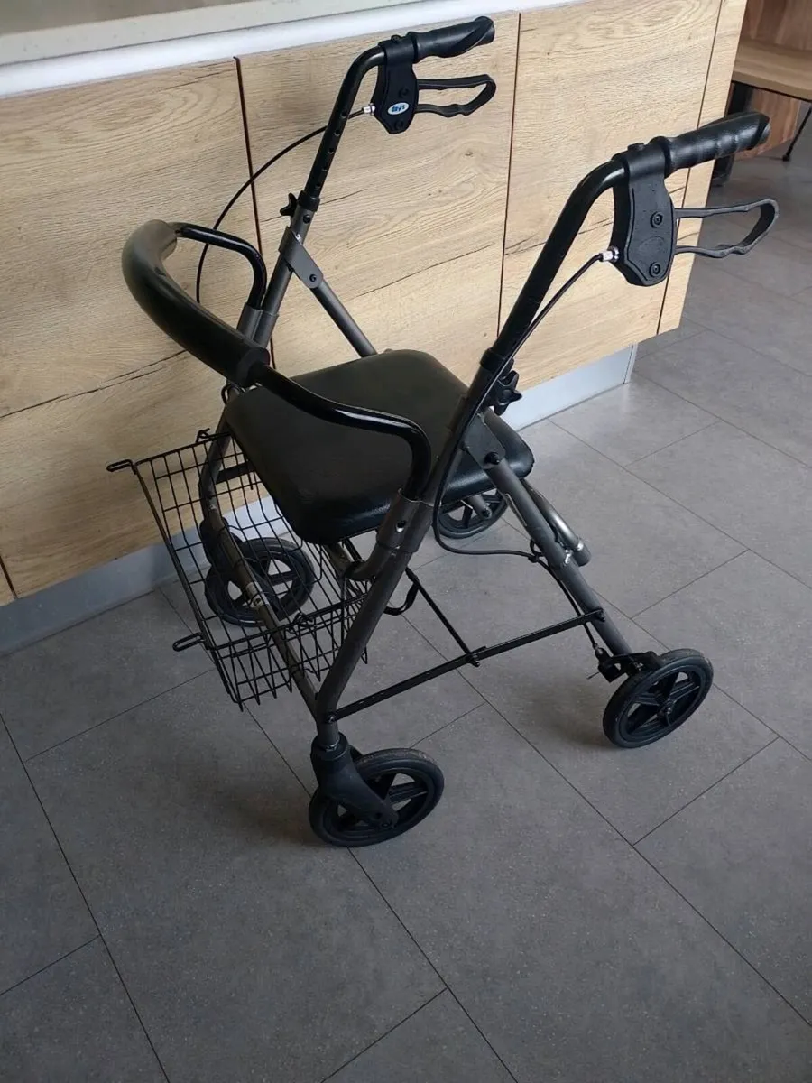 Postage rollator walker with seat and basket - Image 4