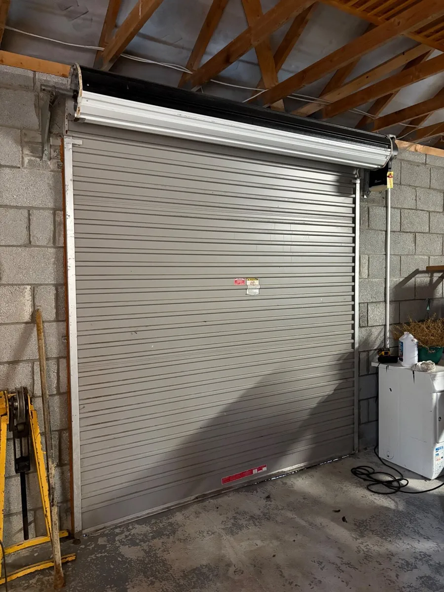 Roller garage door - Image 1