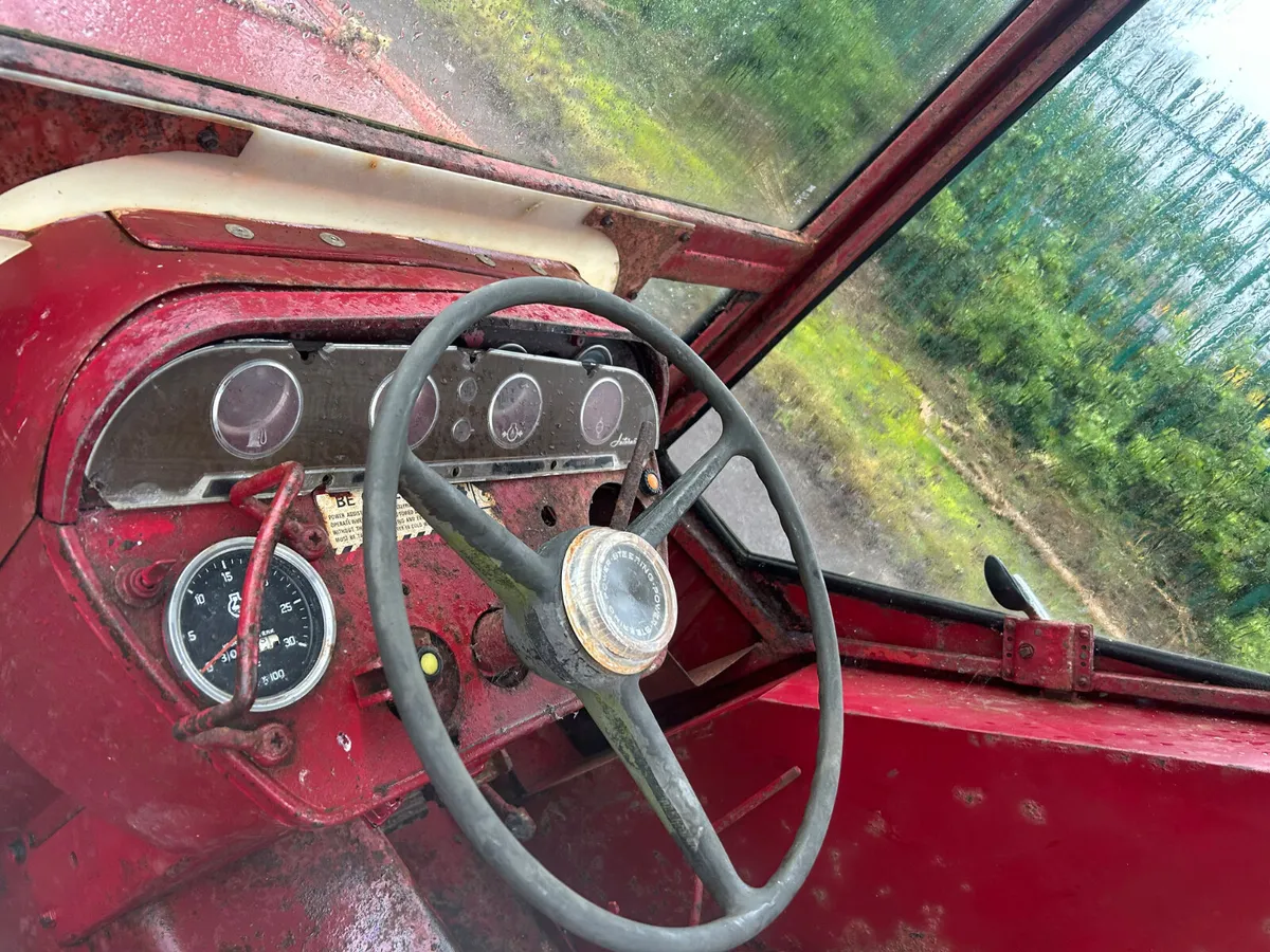 1976 International 574 with Loader - Image 4