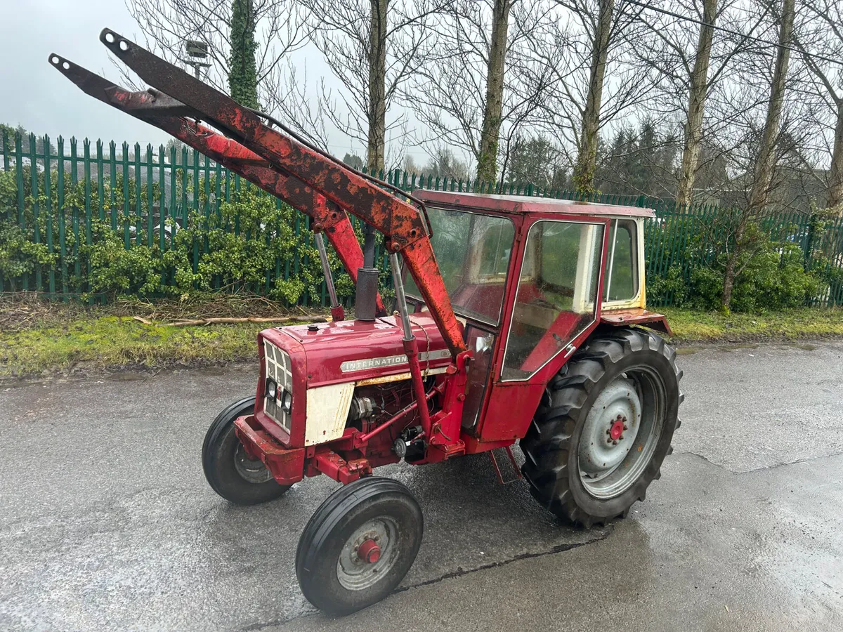 1976 International 574 with Loader - Image 1